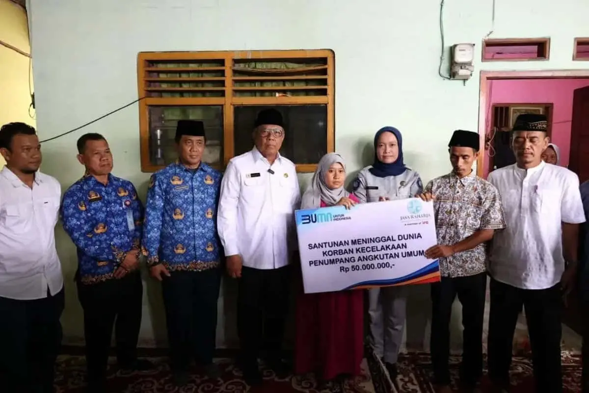 Benyamin Serahkan Santunan Kematian dari Jasa Raharja ke Korban Kecelakaan Bus di Tegal Benyamin Serahkan Santunan Kematian dari Jasa Raharja ke Korban Kecelakaan Bus di Tegal