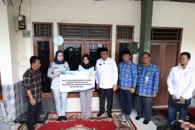 Benyamin Serahkan Santunan Kematian dari Jasa Raharja ke Korban Kecelakaan Bus di Tegal Benyamin Serahkan Santunan Kematian dari Jasa Raharja ke Korban Kecelakaan Bus di Tegal