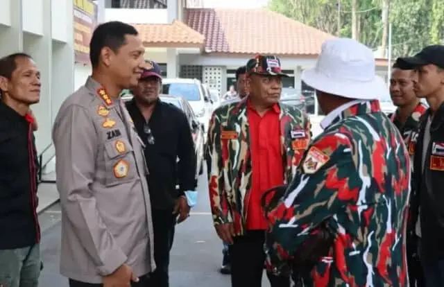 Polisi Lakukan Pengamanan Praperadilan Tersangka Pemalsu Tanah Sutrisno Lukito Polisi Lakukan Pengamanan Praperadilan Tersangka Pemalsu Tanah Sutrisno Lukito