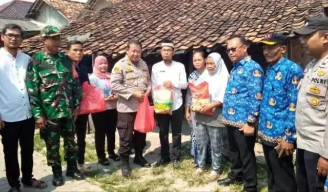 Muspika Kecamatan Pakuhaji Sambangi Warga Yang Tak Pernah Dapat Bantuan Dari Pemerintah Muspika Kecamatan Pakuhaji Sambangi Warga Yang Tak Pernah Dapat Bantuan Dari Pemerintah