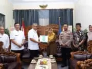 Bantu Tangani Korban Kecelakaan Guci, Wali Kota Benyamin Beri Penghargaan ke Pemkab Tegal