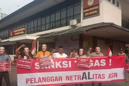 Netralitas Pj Gubernur Banten Terus Disoal, Janur Gelar Aksi Teatrikal di Depan Kantor KASN Netralitas Pj Gubernur Banten Terus Disoal, Janur Gelar Aksi Teatrikal di Depan Kantor KASN