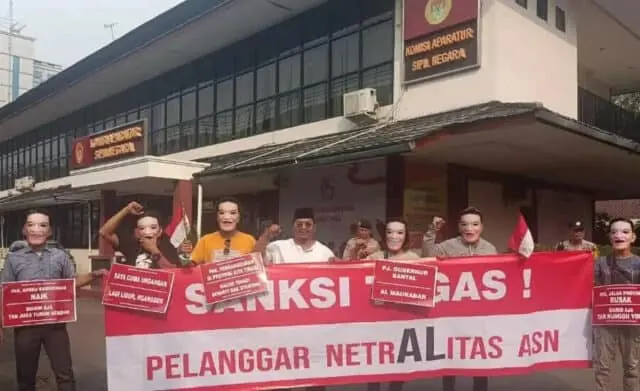 Netralitas Pj Gubernur Banten Terus Disoal, Kelompok Masyarakat Gelar Aksi Teatrikal Netralitas Pj Gubernur Banten Terus Disoal, Kelompok Masyarakat Gelar Aksi Teatrikal