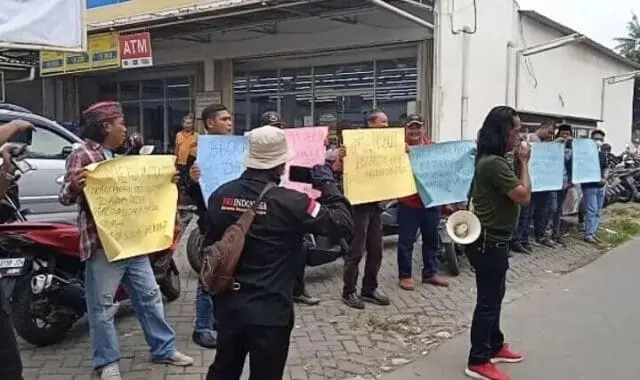 Waduh! Puluhan Warga Demo Kantor Desa Lebak Wangi Sepatan Timur, Minta Kades Diperiksa Waduh! Puluhan Warga Demo Kantor Desa Lebak Wangi Sepatan Timur, Minta Kades Diperiksa