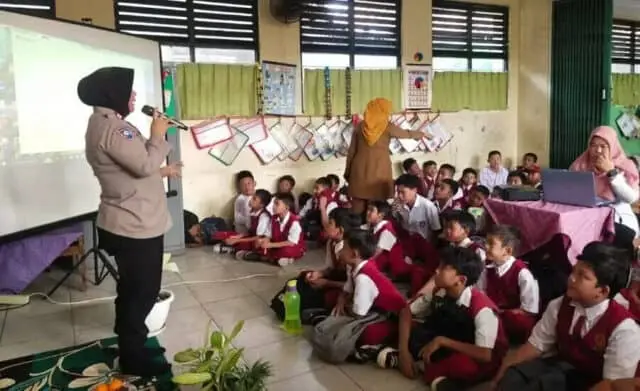 Anak-Anak Sekolah Dasar di Kota Tangerang Diedukasi Polisi Soal Medsos dan Bullying Anak-Anak Sekolah Dasar di Kota Tangerang Diedukasi Polisi Soal Medsos dan Bullying