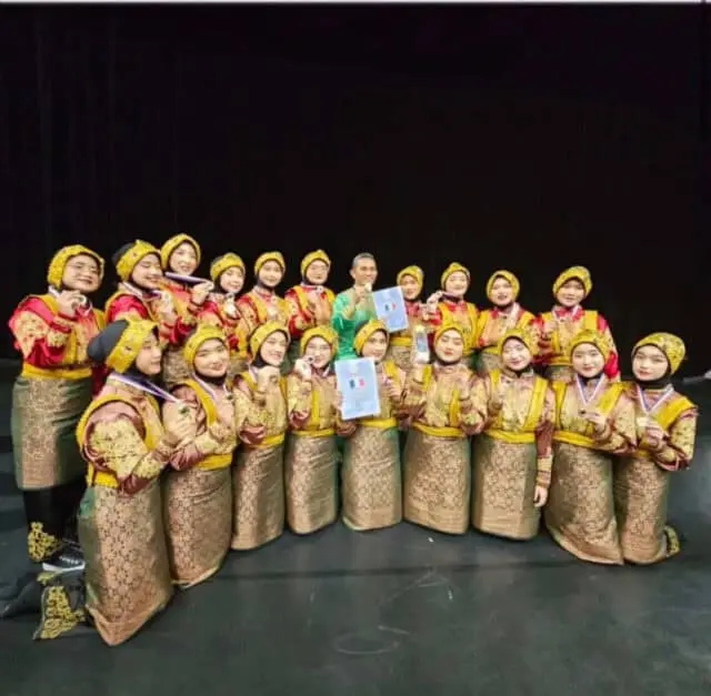 SMA Islam Al Azhar Raih Prestasi Juara 1 Tari Ratoh Jaroe di Paris