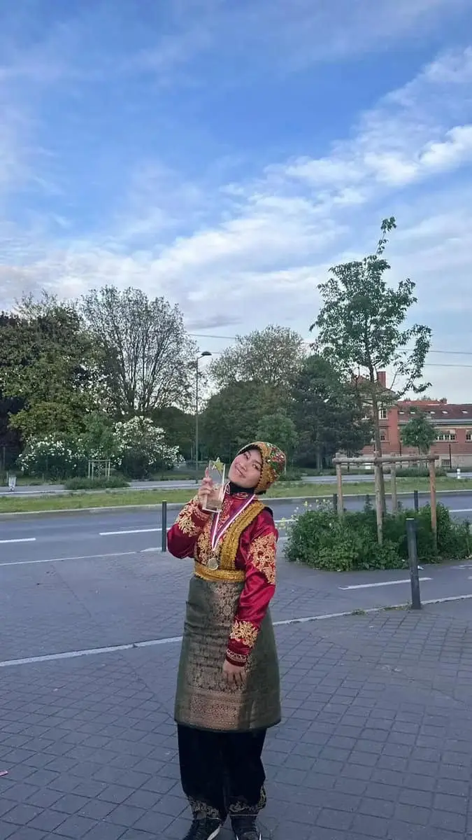 SMA Islam Al Azhar Raih Prestasi Juara 1 Tari Ratoh Jaroe di Paris