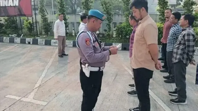 Tertib aturan, Anggota Reskrim Lengkapi data diri, Foto. (Istimewa) Tertib aturan, Anggota Reskrim Lengkapi data diri, Foto. (Istimewa)