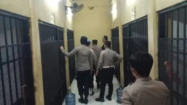 Piket SPKT Melaksanakan Pengecekan Tahanan di Rutan Polresta Tangerang, Foto. (Istimewa) Piket SPKT Melaksanakan Pengecekan Tahanan di Rutan Polresta Tangerang, Foto. (Istimewa)