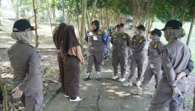 Satpol PP Mengamankan Siswa yang Nongkrong Pada Jam Sekolah di Puspemkab Satpol PP Edukasi Siswa yang Nongkrong pada Jam Sekolah di Puspemkab, Foto. (Istimewa)