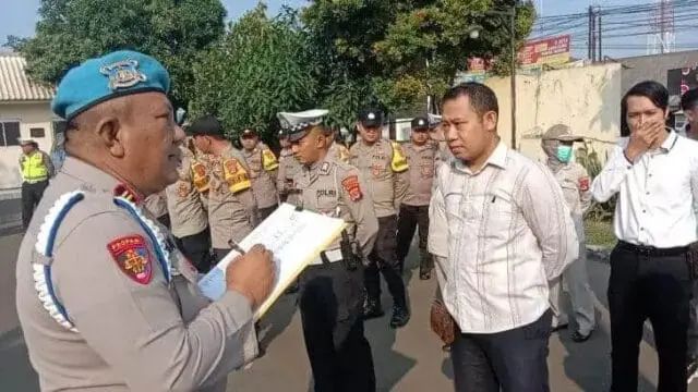Provos Laksanakan Absen Pagi Kepada Anggota Polsek Pasar Kemis Sebelum Melaksanakan Apel Pagi Provos Laksanakan Absen Pagi Kepada Anggota Polsek Pasar Kemis Sebelum Melaksanakan Apel Pagi
