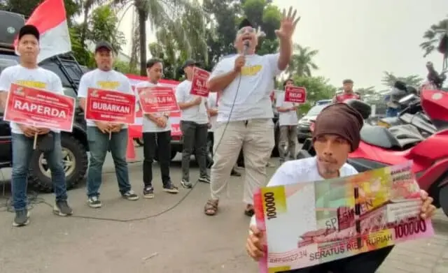Rugi 2,89 Triliun, Janur Gelar Aksi Tuntut Bubarkan Bank Banten Rugi 2,89 Triliun, Janur Gelar Aksi Tuntut Bubarkan Bank Banten