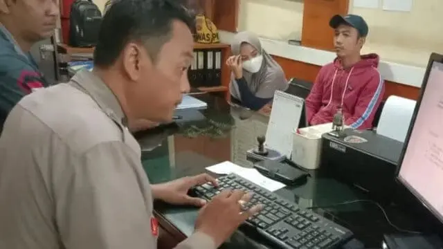 Pelayanan Secara Humanis Terhadap Masyarakat di SPKT Polsek Pasar Kemis, Foto. (Istimewa) Pelayanan Secara Humanis Terhadap Masyarakat di SPKT Polsek Pasar Kemis, Foto. (Istimewa)