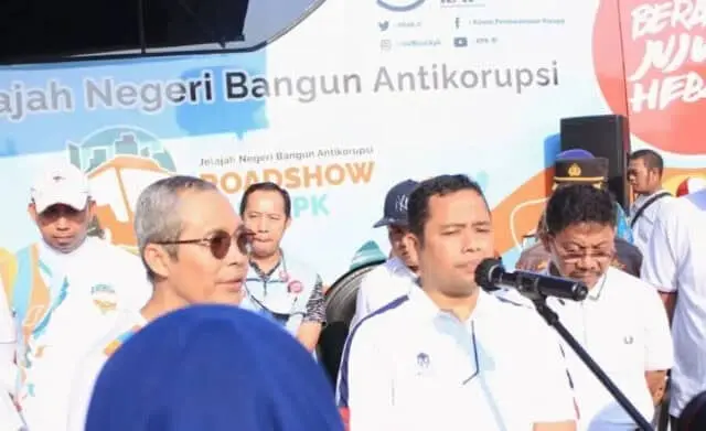 Bus KPK Mampir di Tugu Adipura Kota Tangerang, Ini Penjelasan Wakil Ketua KPK dan Wali Kota Bus KPK Mampir di Tugu Adipura Kota Tangerang, Ini Penjelasan Wakil Ketua KPK dan Wali Kota