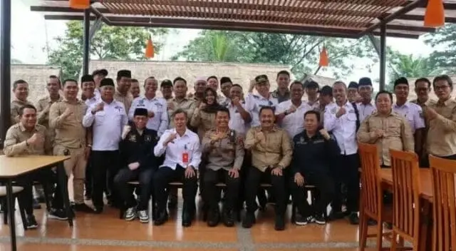 Luar Biasa! Sinergitas Kapolresta Tangerang dengan Apdesi Kapolresta Tangerang, Kombes Pol. Sigit Dany Setiyono,melakukan sesi foto bersama dengan jajaran pengurus Apdesi Kabupaten Tangerang, Foto. (Istimewa)