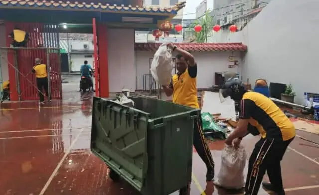Bakti Religi Sambut HUT ke-77 Bhayangkara, Polisi Tangerang Bersih-bersih Tempat Ibadah Bakti Religi Sambut HUT ke-77 Bhayangkara, Polisi Tangerang Bersih-bersih Tempat Ibadah