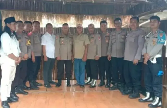 Kapolsek Pakuhaji Hadiri Pisah Sambut Kanit Propos di Rumah Makan Kapolsek Pakuhaji dan Kanit Propos dari Ipda Huson P ke Aipda Andre sesi Foto bersama di Rumah Makan Bebek Embot, Foto. (Istimewa)