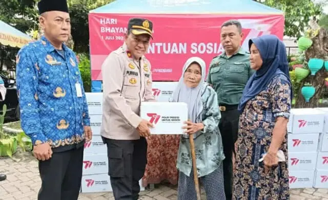 4.000 Paket Sembako Disebar Polisi Polres Metro Tangerang Kota 4.000 Paket Sembako Disebar Polisi Polres Metro Tangerang Kota