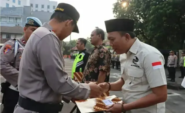 Beri Penghargaan, Polres Metro Tangerang Kota Tekankan Pentingnya Satkamling Beri Penghargaan, Polres Metro Tangerang Kota Tekankan Pentingnya Satkamling