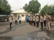 Iptu Kalis memimpin apel pagi yang di laksanakan di halaman Mapolsek Pasar Kemis, Foto. (Istimewa)