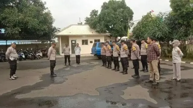Pawas Pimpin Apel Pagi, Ini Arahanya Kepada Personil Iptu Kalis memimpin apel pagi yang di laksanakan di halaman Mapolsek Pasar Kemis, Foto. (Istimewa)