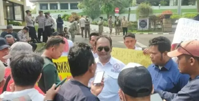 LSM GPRUKK Melakukan Unjuk Rasa di Depan Kantor Bupati Tangerang LSM GPRUKK Melakukan Unjuk Rasa di Depan Kantor Bupati Tangerang