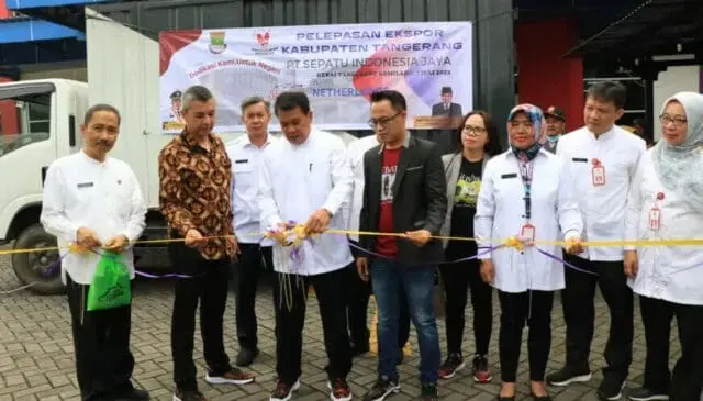 Sekda Lepas Ekspor Sepatu Sebatik Asal Kabupaten Tangerang ke Belanda Sekda Lepas Ekspor Sepatu Sebatik Asal Kabupaten Tangerang ke Belanda
