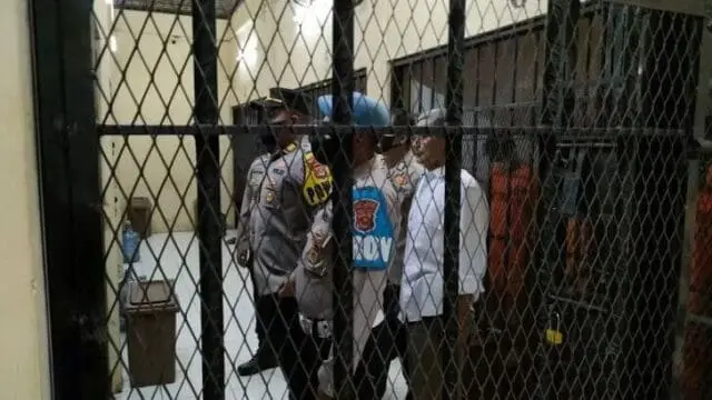Anggota Sat Intelkam Polresta Tangerang Melakukan Pengecekan dan Kontrol Tahanan Anggota piket Sat Intelkam secara berkala melakukan pengecekan Jumlah tahanan di Rutan Polresta Tangerang, Foto. (Istimewa)