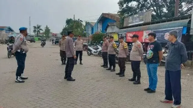 Apel Pengamanan Keberangkatan Massa Aksi dari KASBI PT. VCI Pasar Kemis ke Jakarta Wakapolsek Pasar Kemis Iptu Slamet Riyadi, SH memimpin Apel Pengamanan keberangkatan massa aksi dari KASBI. Foto. Pelitabanten.com.(Istimewa)