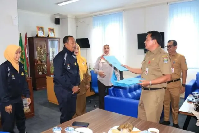 Sekda Lepas 6 Atlet Yang Akan Berlaga Pada Pekan Olahraga Nasional Sekretaris Daerah (Sekda) Kabupaten Tangerang Moch Maesyal Rasyid Lepas Atlet Pornas XVI Korpri Kabupaten Tangerang, Foto. (Istimewa)
