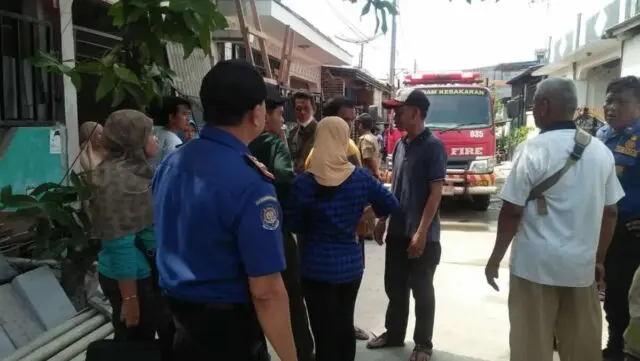 Damkar Kecamatan Sepatan Lakukan Pemadaman, Satu Rumah Terbakar Unit Damkar Kecamatan Sepatan tengah melakukan upaya pemadaman api di Perum Permata Sepatan, Foto. Pelitabanten.com.(Istimewa).