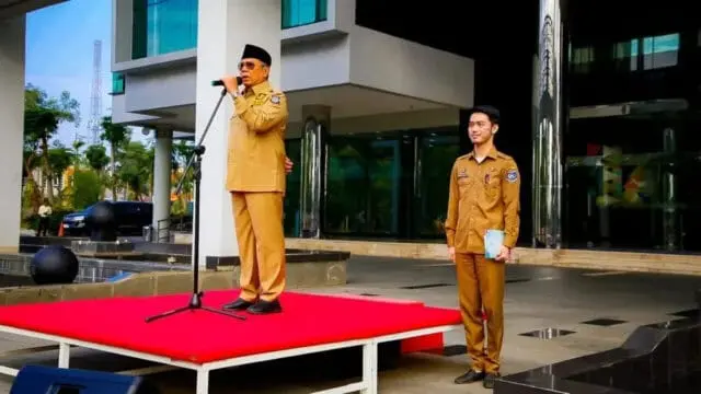 Pimpin Apel, Benyamin: Aparatur Harus Siap Ditempatkan di Mana Saja Pimpin Apel, Benyamin: Aparatur Harus Siap Ditempatkan di Mana Saja