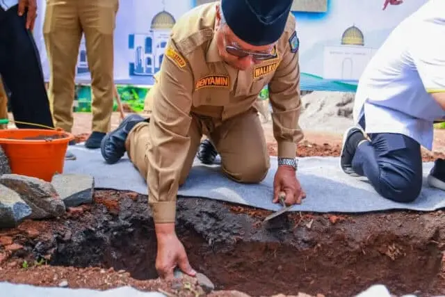 Letakan Batu Pertama Pembangunan Masjid An-Nashr, Benyamin Harap Jadi Pusat Pertumbuhan Kegiatan Keagamaan Letakan Batu Pertama Pembangunan Masjid An-Nashr, Benyamin Harap Jadi Pusat Pertumbuhan Kegiatan Keagamaan