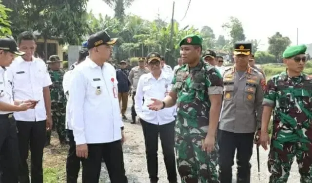 Ahmed Zaki Iskandar: Kegiatan TNI Membangun Desa Gotong royong Tingkatkan Kesejahteraan Rakyat Bupati tangerang berbaju putih terima kasih kepada seluruh jajaran TNI, Foto. (Istimewa)