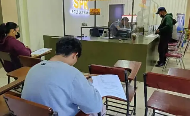 SPKT Polsek Pinang Diapresiasi, Polisi Sarankan Pemohon Download Aplikasi "Polri Super App' SPKT Polsek Pinang Diapresiasi, Polisi Sarankan Pemohon Download Aplikasi "Polri Super App'