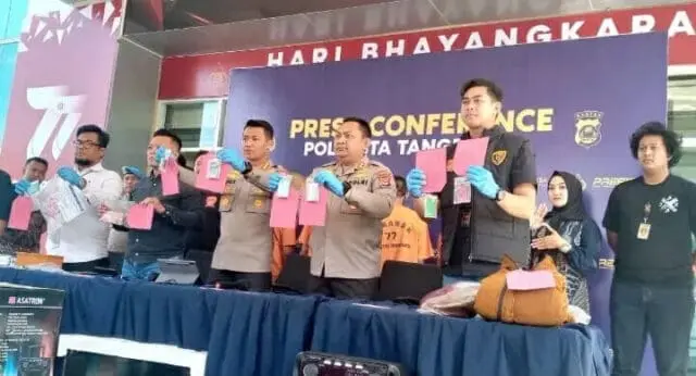 Sikat! Satreskrim Polresta Tangerang Bekuk 4 Orang Pelaku Ganjal ATM Saat konferensi Pers Polresta Tangerang Polda Banten mengamankan 4 orang terduga pelaku, Foto. Pelitabanten.com. (Istimewa).