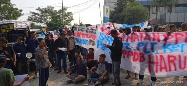 Diduga Lakukan Kecurangan Penerimaan Siswa, Warga Sepatan Demo SMKN 2 Tangerang Sejumlah massa yang mengatasnamakan Gerakan Sepatan Bersatu ( GSB) di depan SMKN 2 Kabupaten Tangerang Jalan Raya mauk kecamatan, Senin (24/07/2023).Foto Pelitabanten.com. (Istimewa)