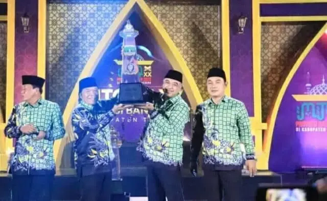 MTQ XX Provinsi Banten Ditutup, Kabupaten Tangerang Kembali Raih Juara Umum Secara langsung, Pj Gubernur Banten, Al-Muktabar menyerahkan piala bergilir kepada Bupati Tangerang, Ahmed Zaki Iskandar, foto. (Istimewa)