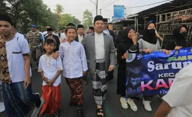 Hari Terakhir 1 Dekade Festival Al-Azhom, Dimeriahkan dengan Jalan Santai Sarungan Hari Terakhir 1 Dekade Festival Al-Azhom, Dimeriahkan dengan Jalan Santai Sarungan