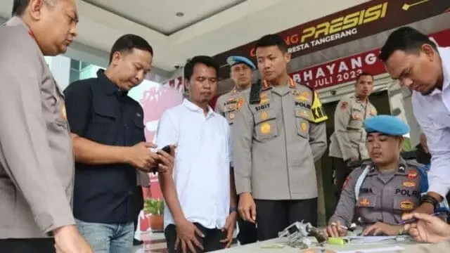 Pemeriksaan Senpi Anggota Polresta Tangerang Kombespol dr. Sigit Dani Setiono pemeriksaan dan pengecekan berkala senjata api, Foto. (Istimewa)