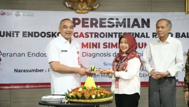 Bupati Zaki Resmikan Unit Endoskopi RSUD Balaraja, Pertama di RS Pemerintah Se-Banten Dirut RSU Balaraja dr. Corah Usman dan Bupati Tangerang Ahmed Zaki Iskandar, Melaksanakan pemotongan tumpeng, Foto. (Istimewa)