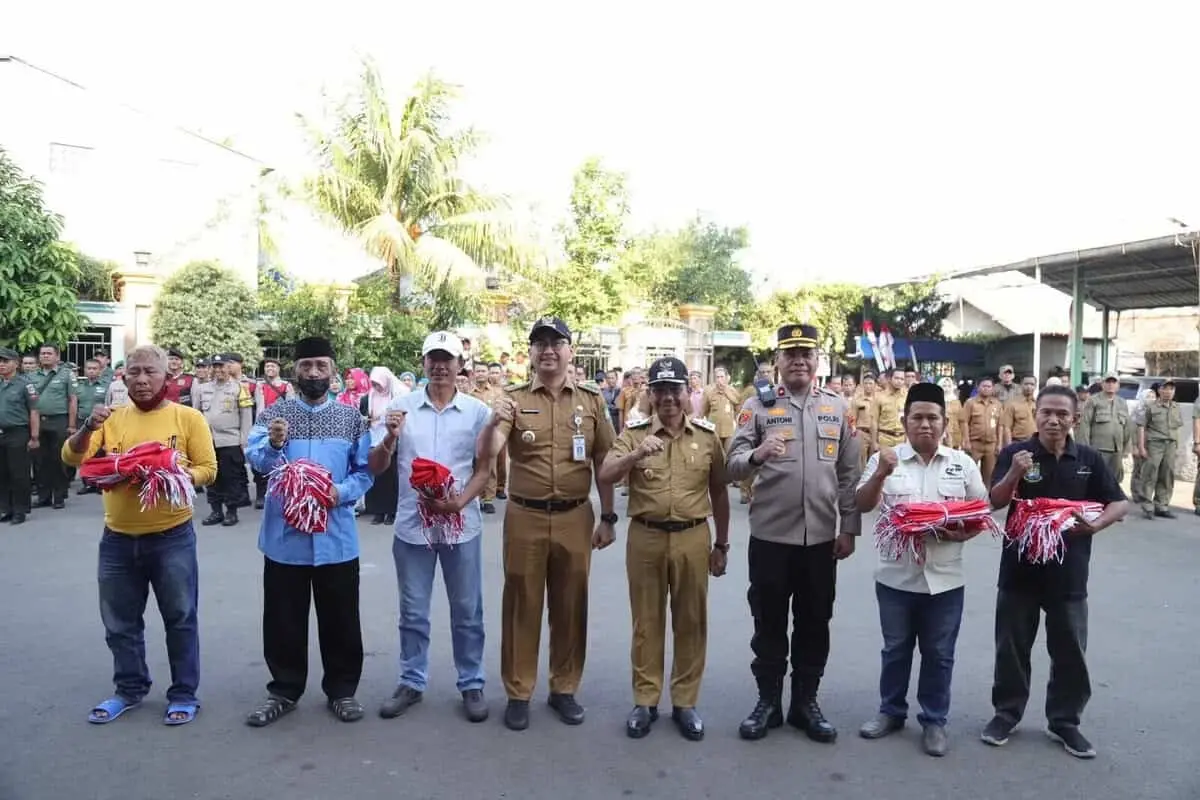 Tumbuhkan Jiwa Patriotisme, Kecamatan Benda Bagikan Ribuan Bendera Sambut HUT RI ke-78 Tumbuhkan Jiwa Patriotisme, Kecamatan Benda Bagikan Ribuan Bendera Sambut HUT RI ke-78