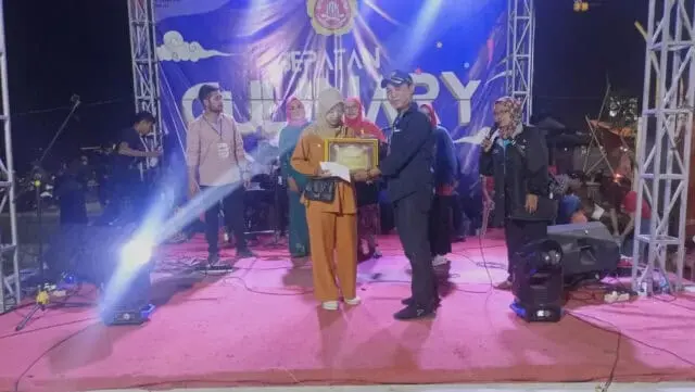Penyerahan hadiah peserta lomba karaoke bernama Mila berhasil mendapatkan pringkat juara ke-2, Foto. Pelitabanten.com.(Ist)