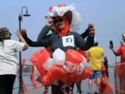 Heboh! Emak-Emak Lomba fashion show di Jogging Track Danau Cipondoh