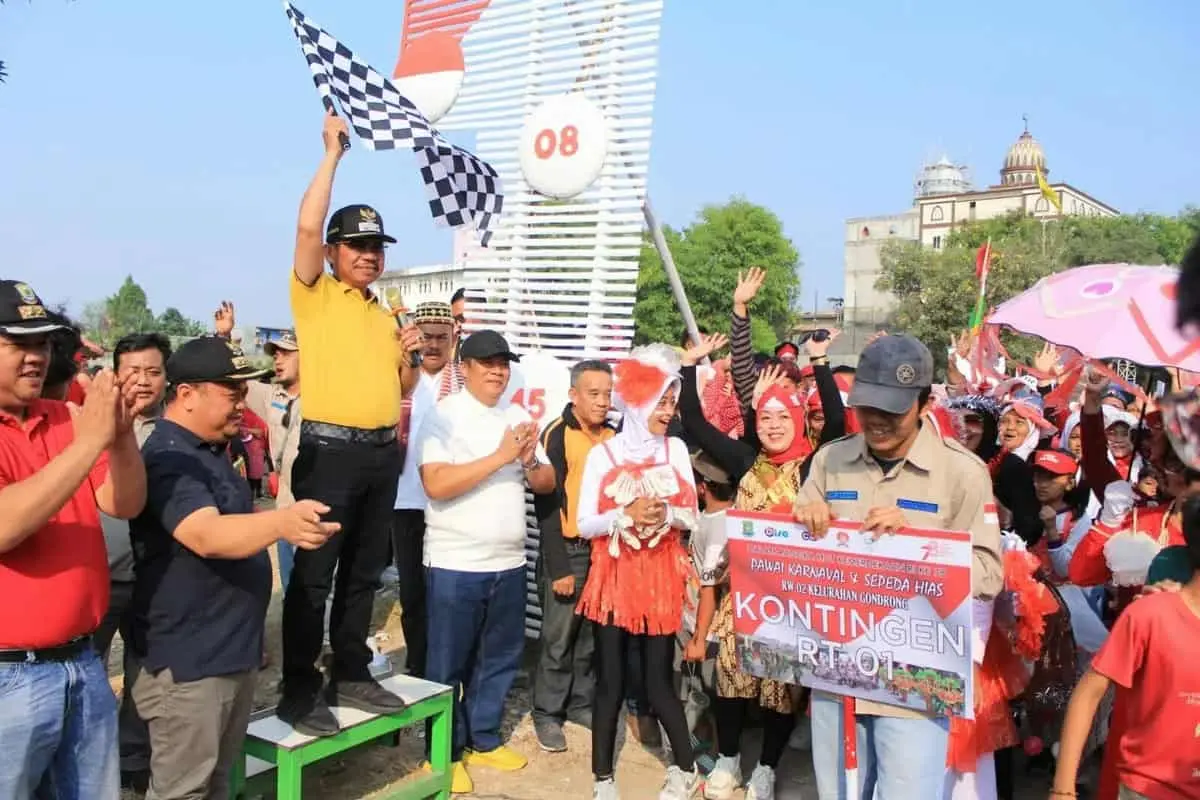Karnaval Kemerdekaan RW 02 Gondrong Manfaatkan Limbah Jadi Pakaian Unik Karnaval Kemerdekaan RW 02 Gondrong Manfaatkan Limbah Jadi Pakaian Unik