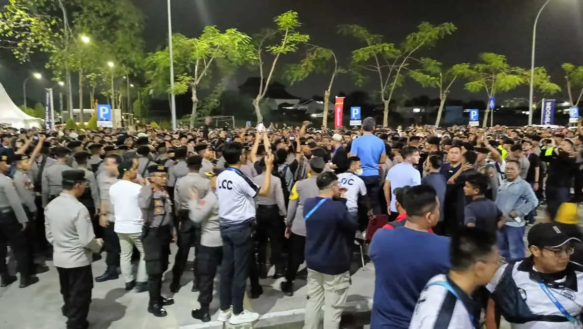Kalah dari PSS Sleman 3-2, Suporter Persita Tangerang Unjuk Rasa Kalah dari PSS Sleman 3-2, Suporter Persita Tangerang Unjuk Rasa