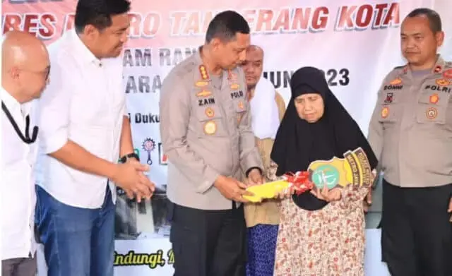 Kapolres Serahkan Kunci Program Bedah Rumah Hari Bhayangkara ke-77 di Cibodas Kapolres Serahkan Kunci Program Bedah Rumah Hari Bhayangkara ke-77 di Cibodas