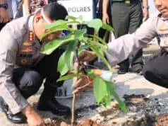 Perbaiki Kualitas Udara, Polres Metro Tangerang Kota Gerakan Tanam 1.000 Pohon Perbaiki Kualitas Udara, Polres Metro Tangerang Kota Gerakan Tanam 1.000 Pohon