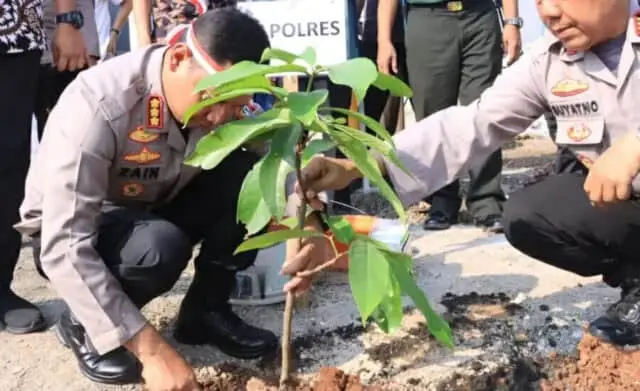 Perbaiki Kualitas Udara, Polres Metro Tangerang Kota Gerakan Tanam 1.000 Pohon Perbaiki Kualitas Udara, Polres Metro Tangerang Kota Gerakan Tanam 1.000 Pohon
