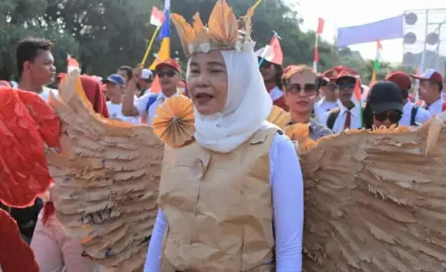 Karnaval Kemerdekaan RW 02 Gondrong Manfaatkan Limbah Jadi Pakaian Unik Karnaval Kemerdekaan RW 02 Gondrong Manfaatkan Limbah Jadi Pakaian Unik